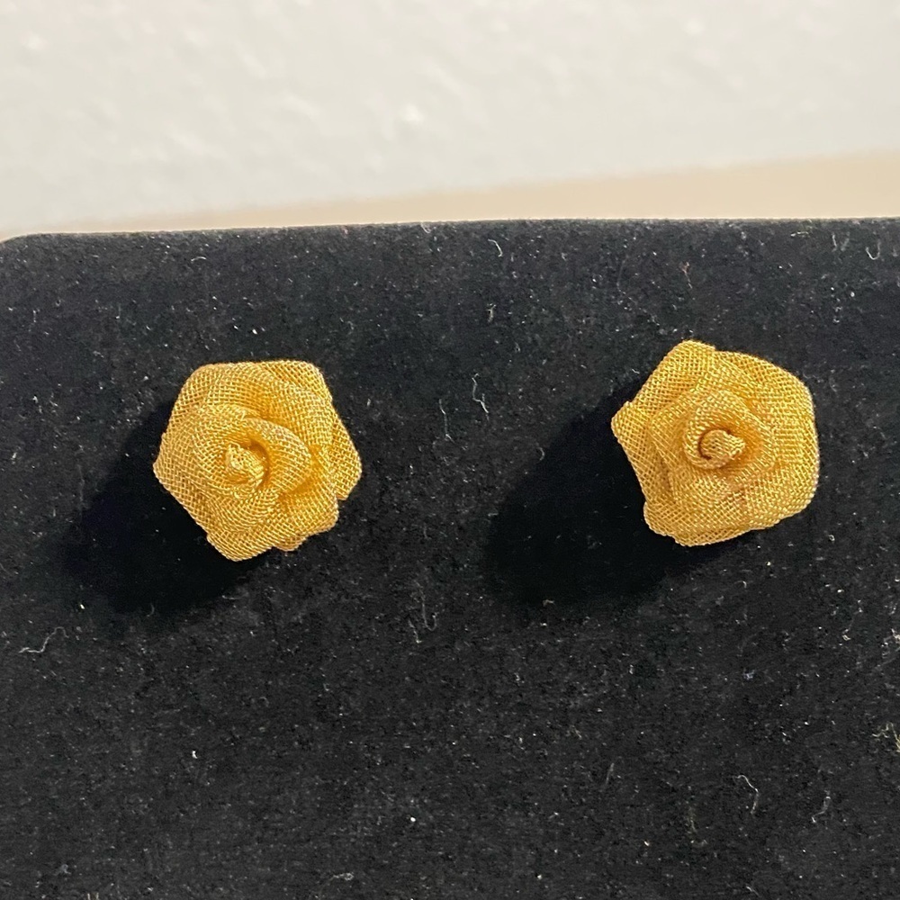 🔥 3 for $15 🔥 Vintage gold net rose earrings.